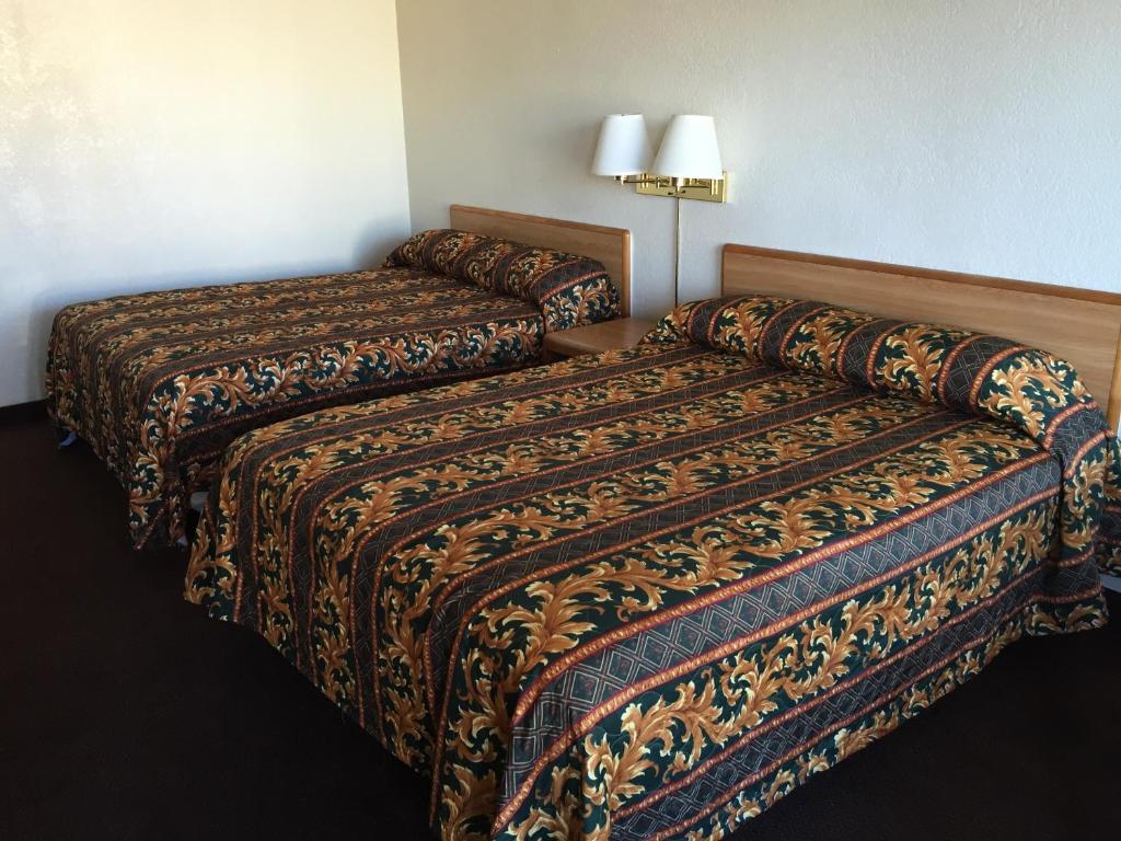Postel nebo postele na pokoji v ubytování EZ 8 Motel Airporter