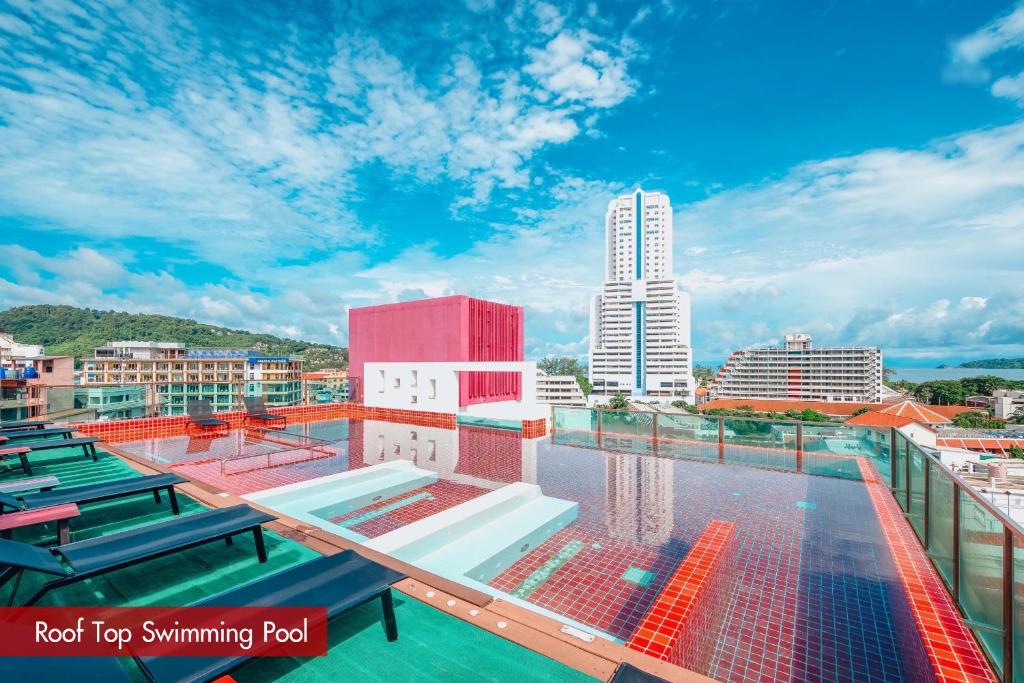 una piscina en la azotea en la azotea de un edificio en SLEEP WITH ME HOTEL design hotel @ patong (SHA Plus+), en Patong Beach