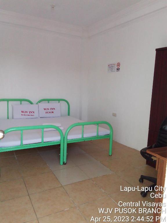 una habitación de hospital con una cama en una habitación en WJV INN PUSOK en Pajo