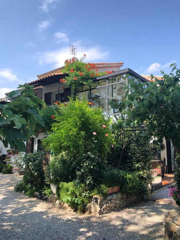 ein Haus mit vielen Pflanzen davor in der Unterkunft LOU PANTAI in Levens