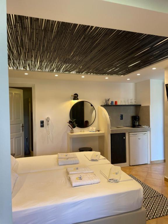 Kuchyň nebo kuchyňský kout v ubytování Acti Plaka Hotel