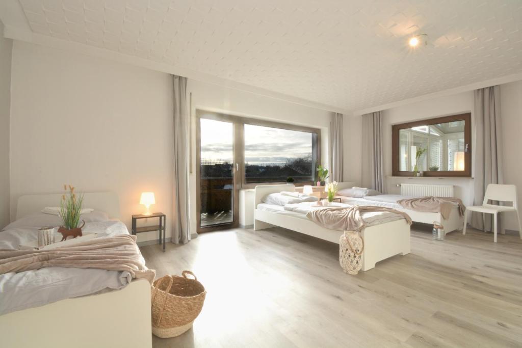 1 dormitorio con 2 camas y ventana grande en NUE10-FW Apartment in Lauf a.d. Pegnitz en Lauf an der Pegnitz