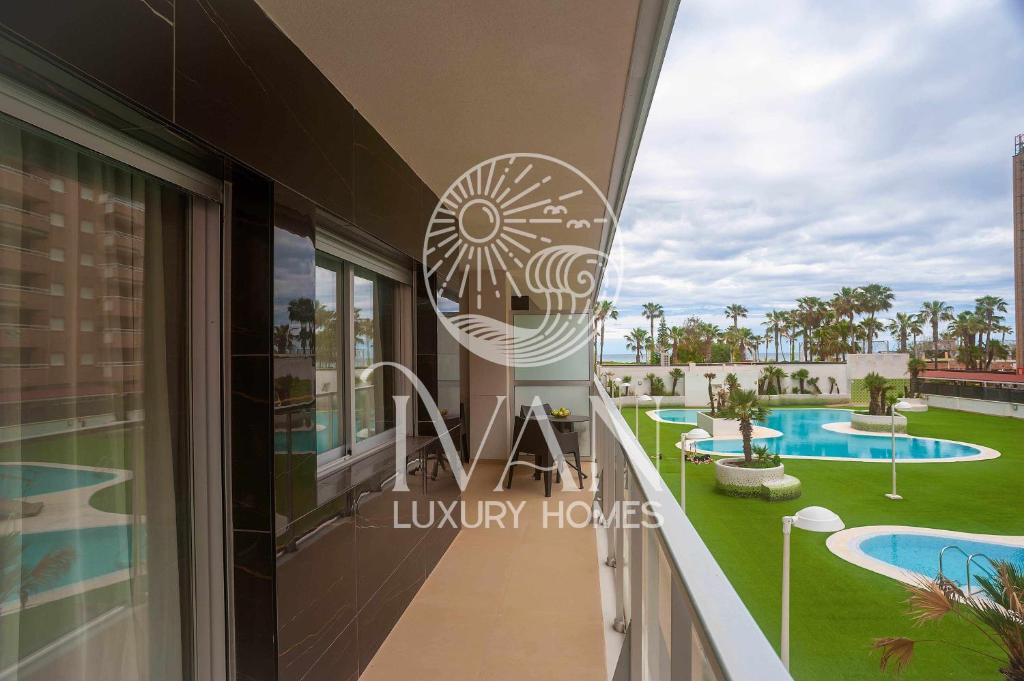eine Schlafzimmervilla mit Blick auf den Pool in der Unterkunft Casa Yarina Ivan Luxury Homes 1ªPlta Sur 1ªLínea in Oropesa del Mar
