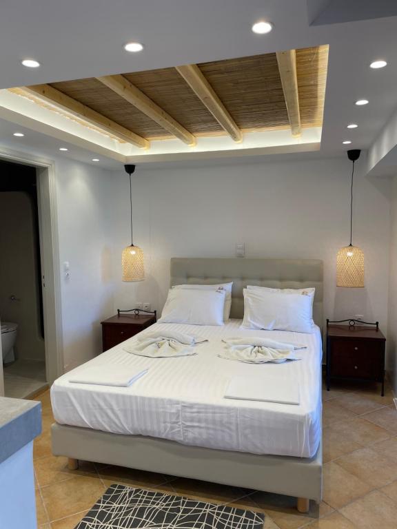 Postel nebo postele na pokoji v ubytování Acti Plaka Hotel