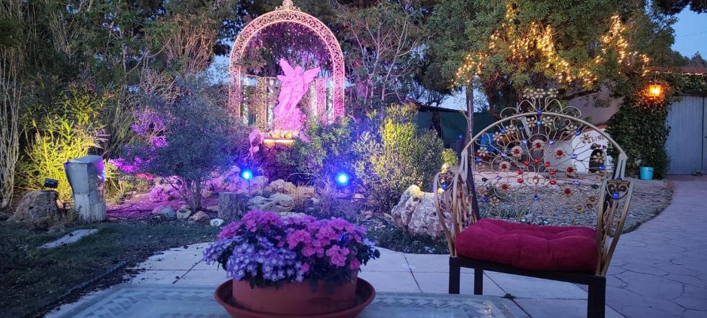 Zahrada ubytování Refugio madera estilo árabe con estatuas, estanques y un pequeño zoo