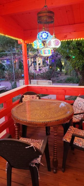 Posezení v ubytování Refugio madera estilo árabe con estatuas, estanques y un pequeño zoo