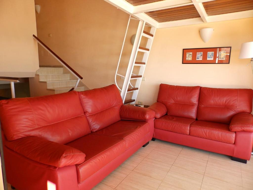 A seating area at Apartamentos Medano - Duplex Playa