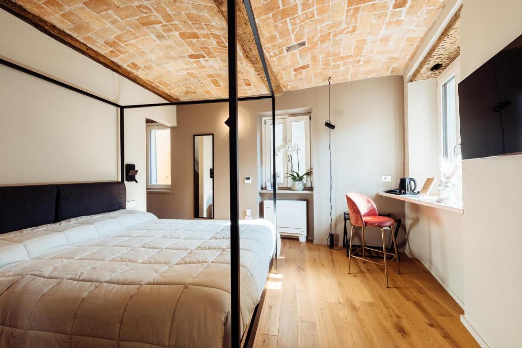 Postel nebo postele na pokoji v ubytování San Tommaso Suites
