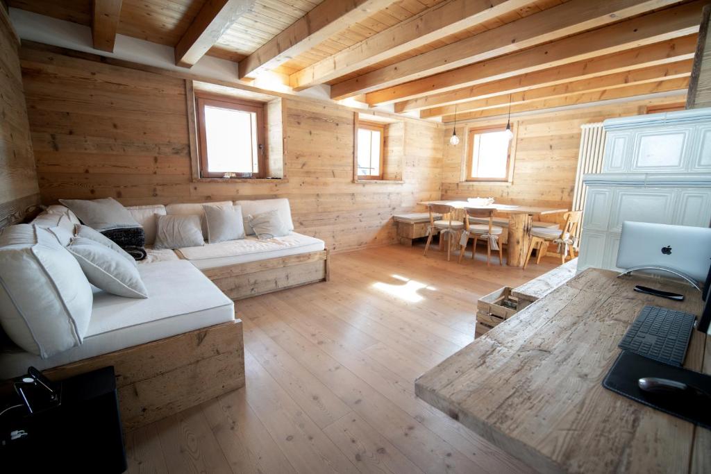 sala de estar con sofá y mesa en Appartamento NeveSole en San Vito di Cadore