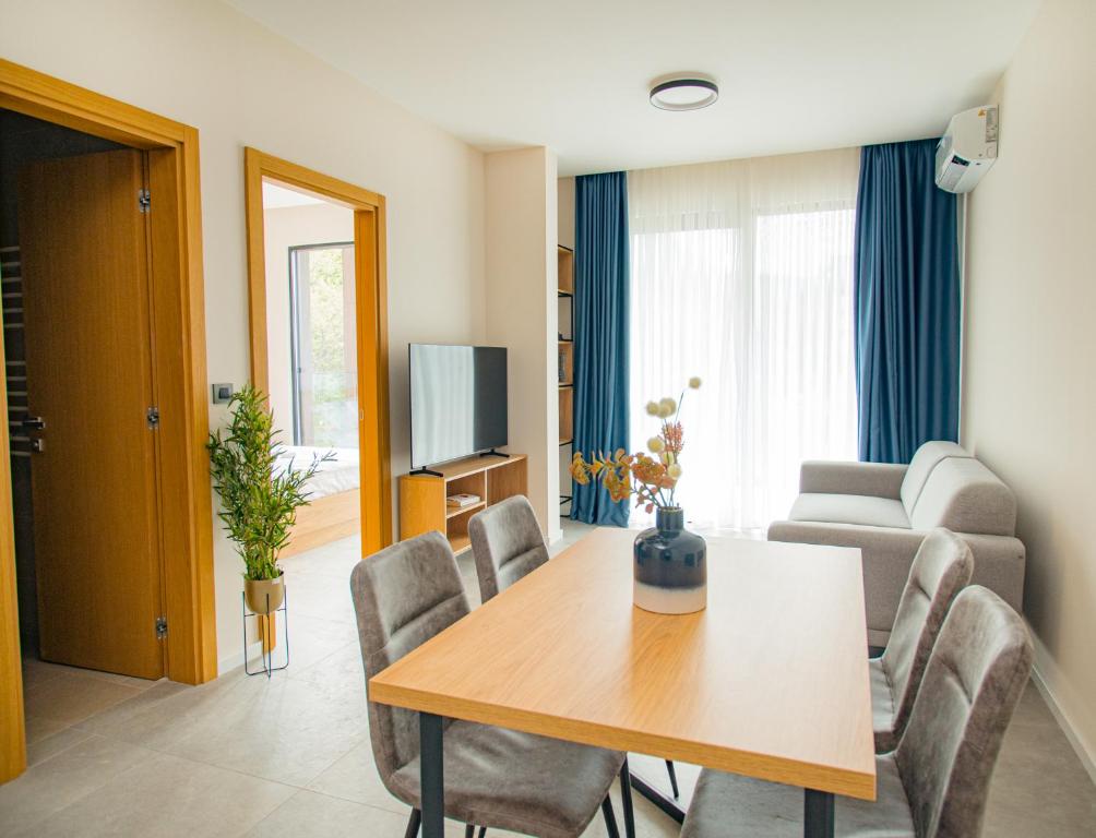 TV a/nebo společenská místnost v ubytování Royal Blue Resort & Residences
