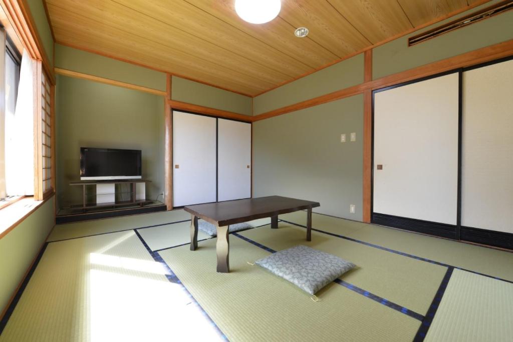 TV a/nebo společenská místnost v ubytování Ooedo Onsen Monogatari Shinshu Kakeyu