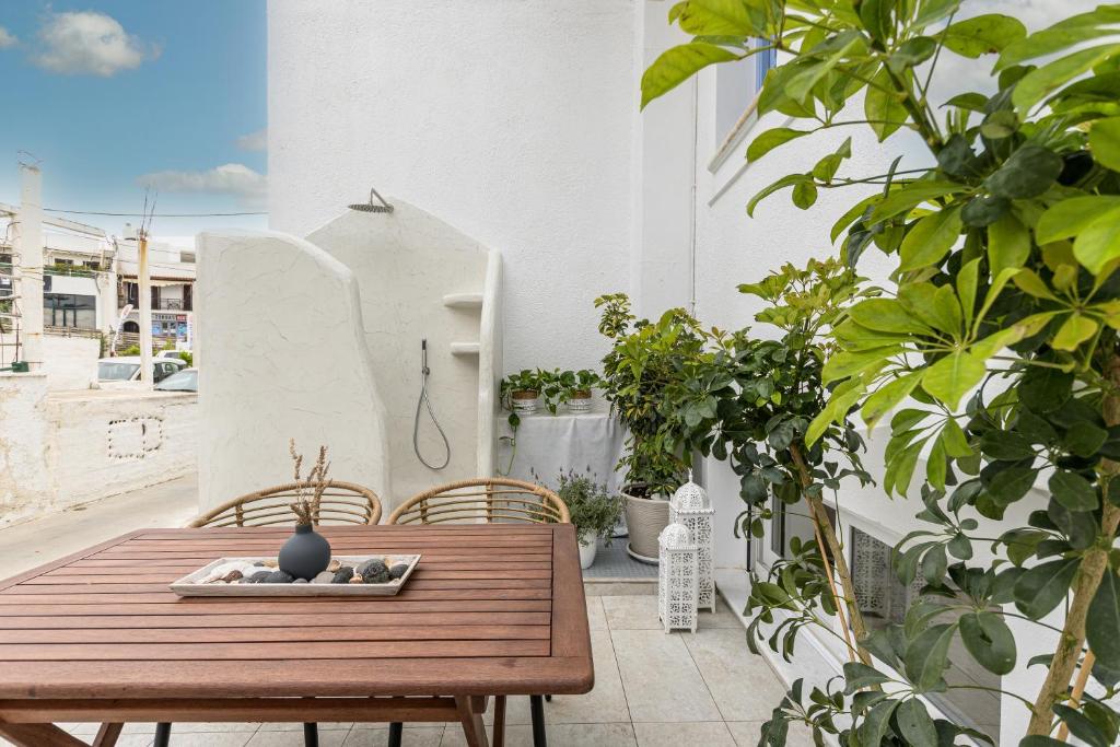 Balkón alebo terasa v ubytovaní Naxian Nest 2BR Apart Near Beach - Semi Basement