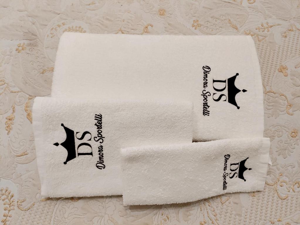 three towels with the words congratulationsromyalgia at Dimora Sportelli in Polignano a Mare