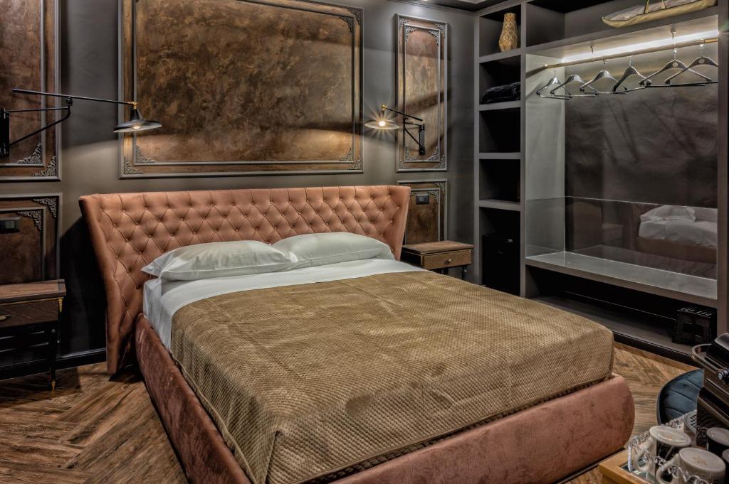 ein Schlafzimmer mit einem großen Bett und einem Spiegel in der Unterkunft Ancona e Riviera Luxury b&b in Ancona