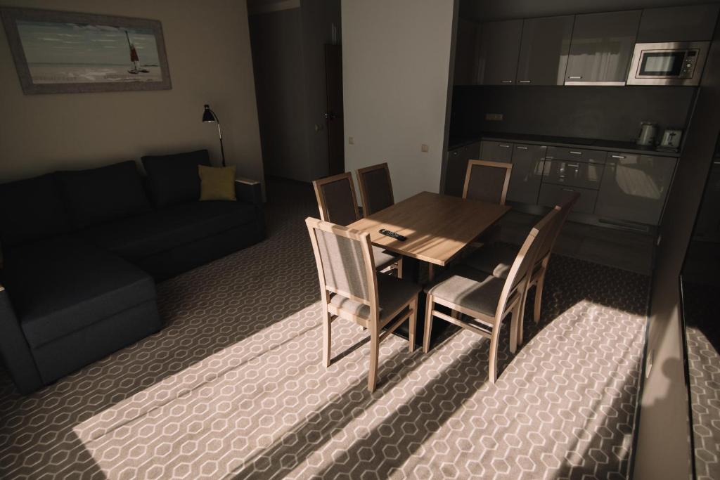 Posezení v ubytování Merepargi ApartHotel & Cafe