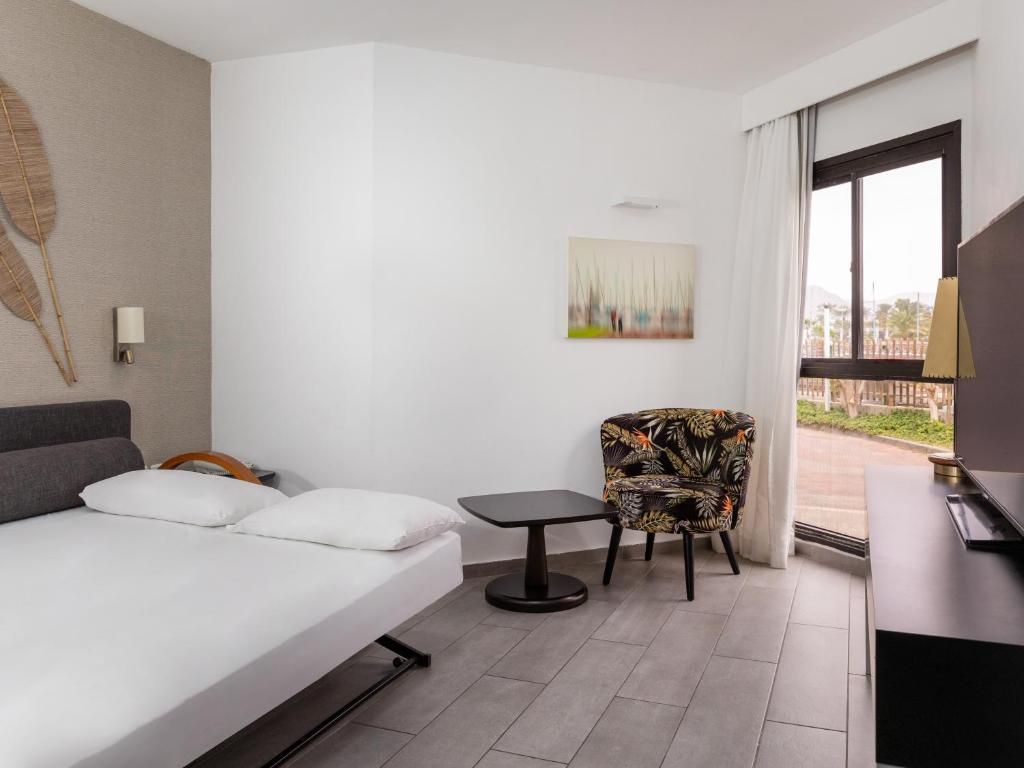 Postel nebo postele na pokoji v ubytování Riviera by Isrotel Collection