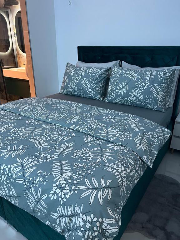 łóżko z niebiesko-białą narzutą i poduszkami w obiekcie Madonna suites w Splicie