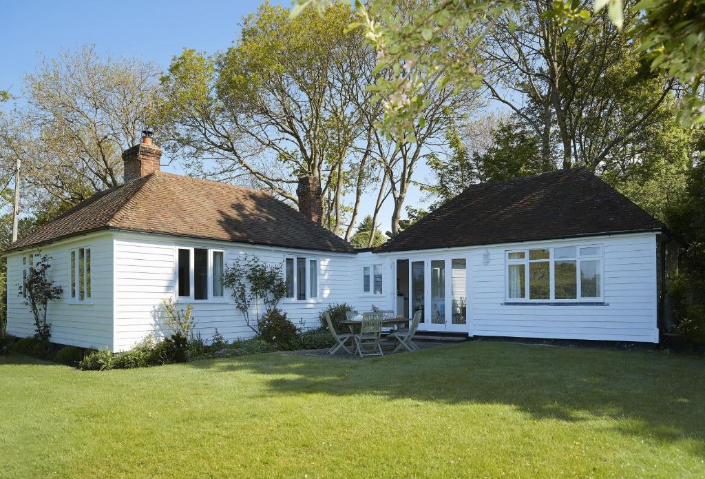 a white house with a picnic table in a yard at Tufton Croft in Wittersham