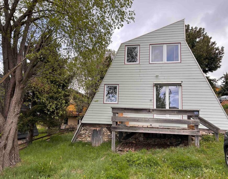 uma casa com um banco à frente em Chalet L Atypic em Eyne