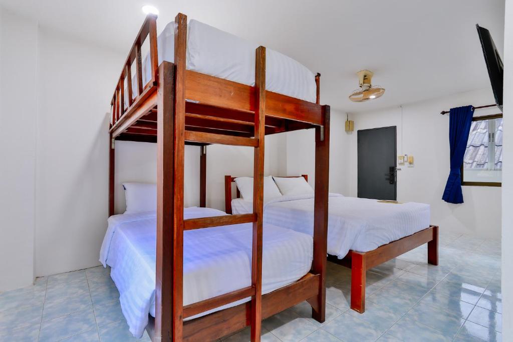 Postel nebo postele na pokoji v ubytování GP House Krabi Aonang Beach