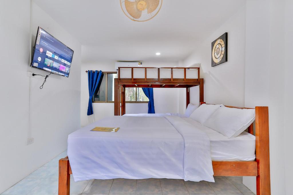 Postel nebo postele na pokoji v ubytování GP House Krabi Aonang Beach