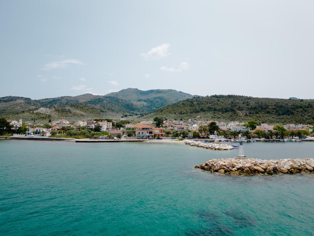eine Insel inmitten eines Wasserkörpers in der Unterkunft House of Farros in Skala Sotiros