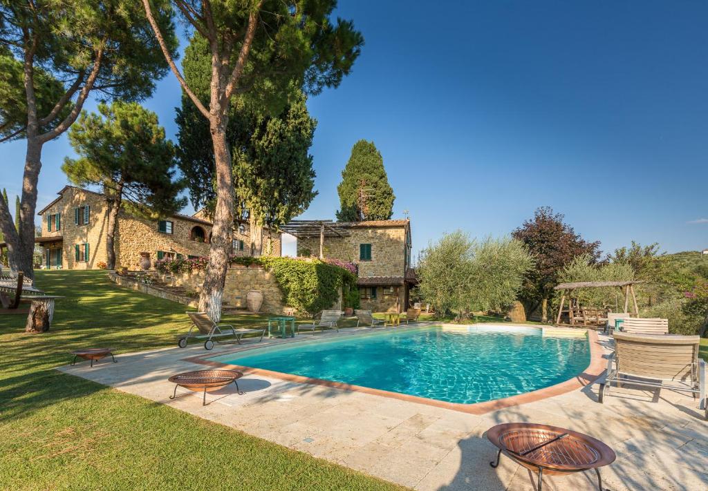 una piscina en el patio de una casa en Villa Girasole - Homelike Villas, en Lucignano