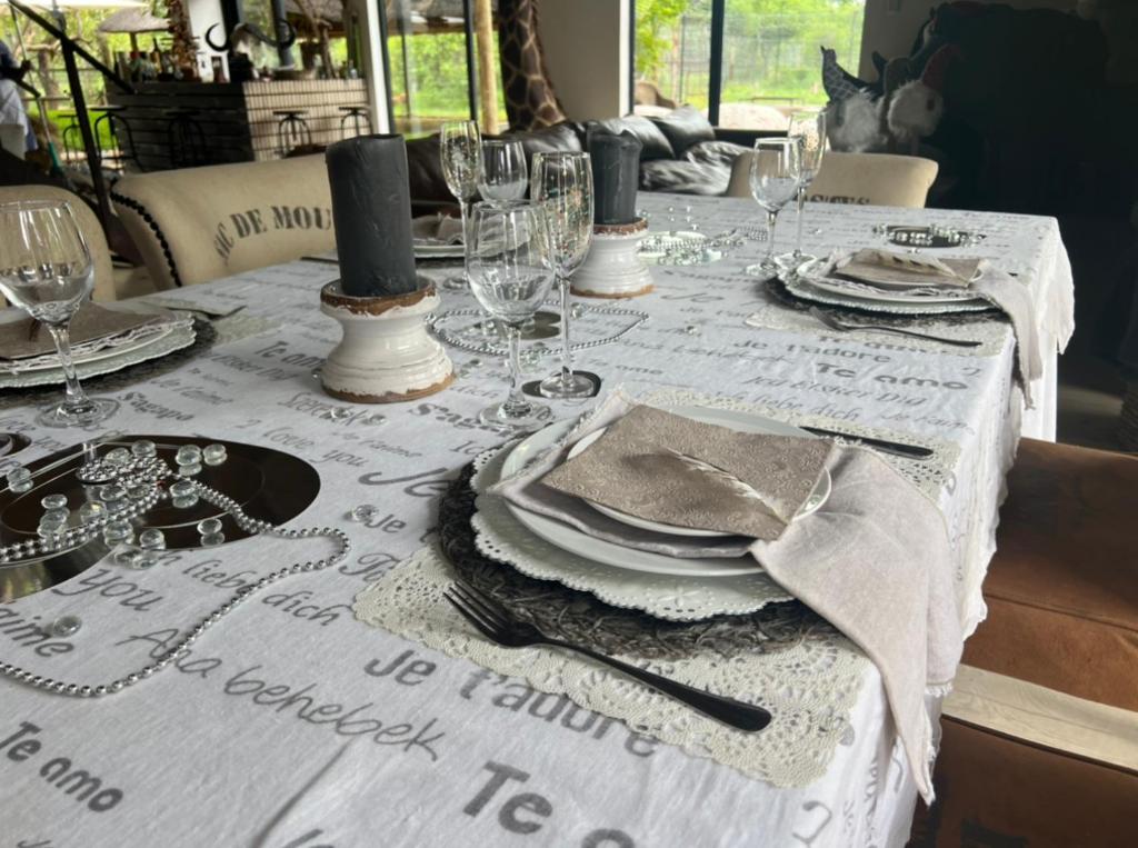 Restaurace v ubytování Simba Safaris African Pride Exotic Lodge