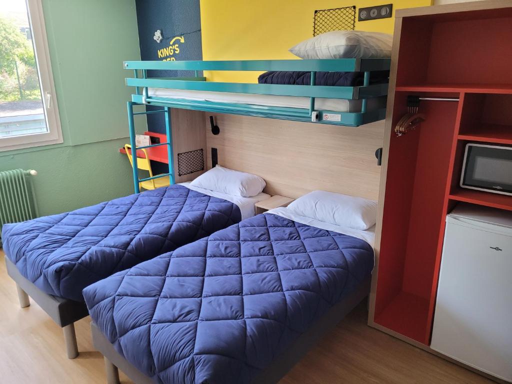 Postel nebo postele na pokoji v ubytování Premiere Classe Lyon Nord Dardilly