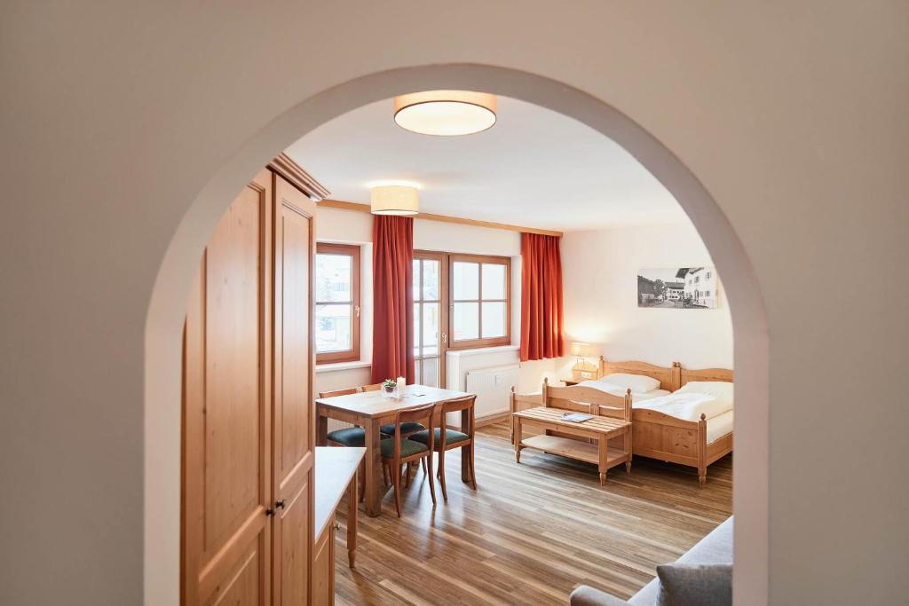 エープスにあるAppartement Oberwirt Ferienwohnungのベッドとテーブルが備わる部屋