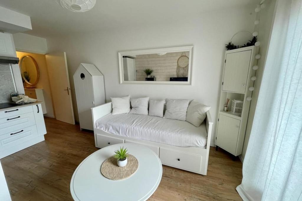 A seating area at Appartement Pereire