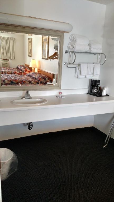 A Wyoming Inn - Double Room With Two Double Beds