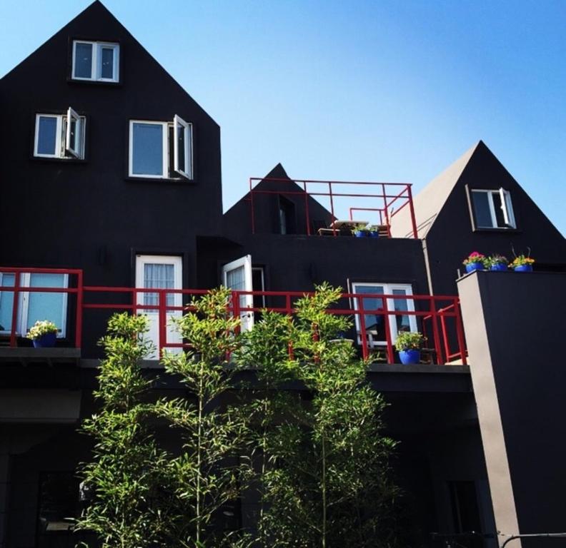 Bangunan di mana terletaknya rumah tamu ini