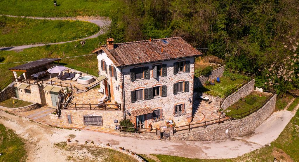 una vista aérea de una gran casa de piedra en Villa Fenice Country House en Borgo a Mozzano