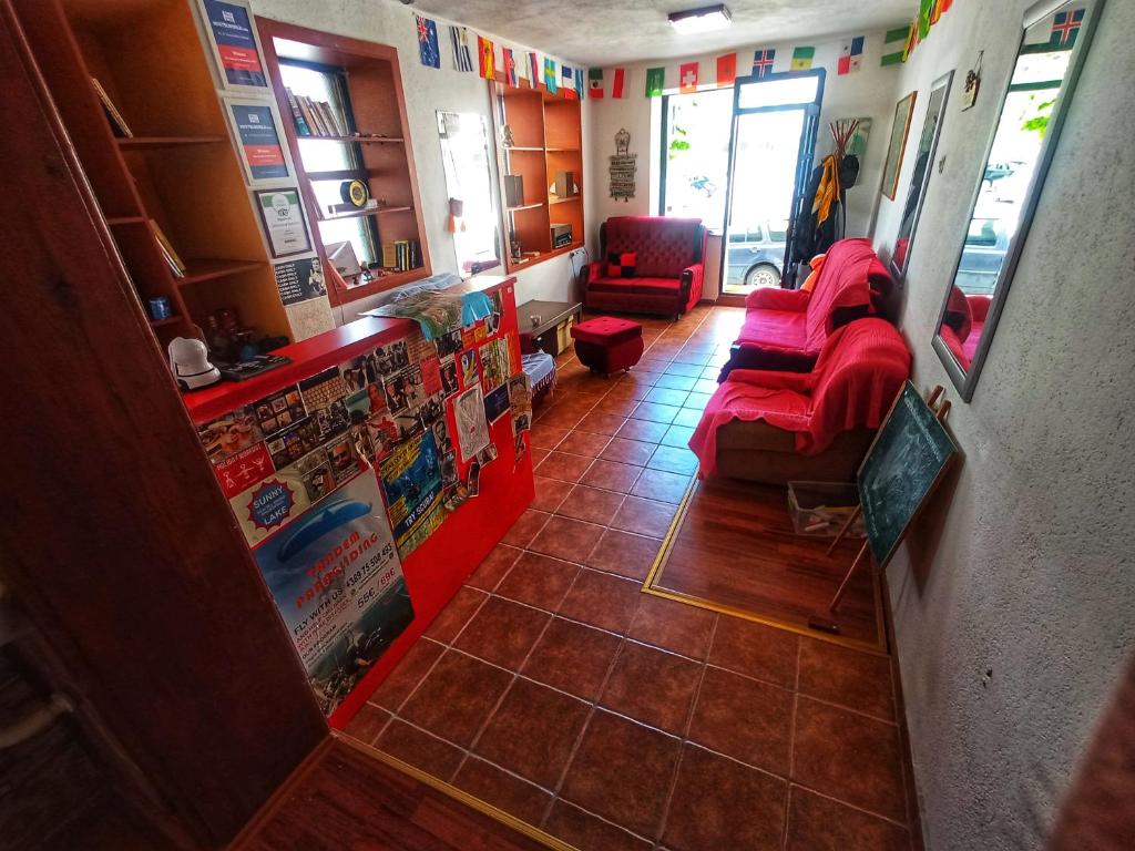 Ofrece vistas a una sala de estar con muebles de color rojo. en Sunset Lake hostel, en Ohrid