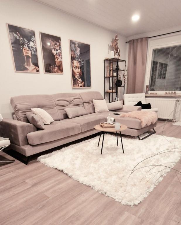 un soggiorno con divano e tavolo di Huoneisto Olavinlinnan lähellä a Savonlinna