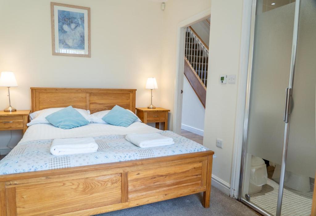 Ein Bett oder Betten in einem Zimmer der Unterkunft Tewitfield Marina