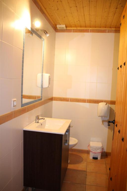 Kúpeľňa v ubytovaní Alojamientos Rurales La Codosera