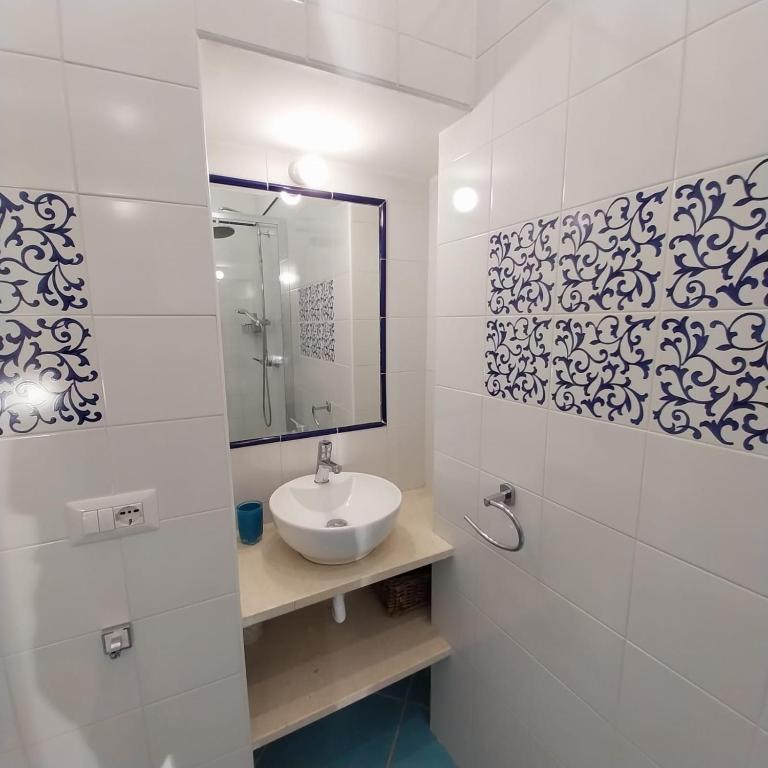A bathroom at La Casa Di Massimiliano - Villa del Sole