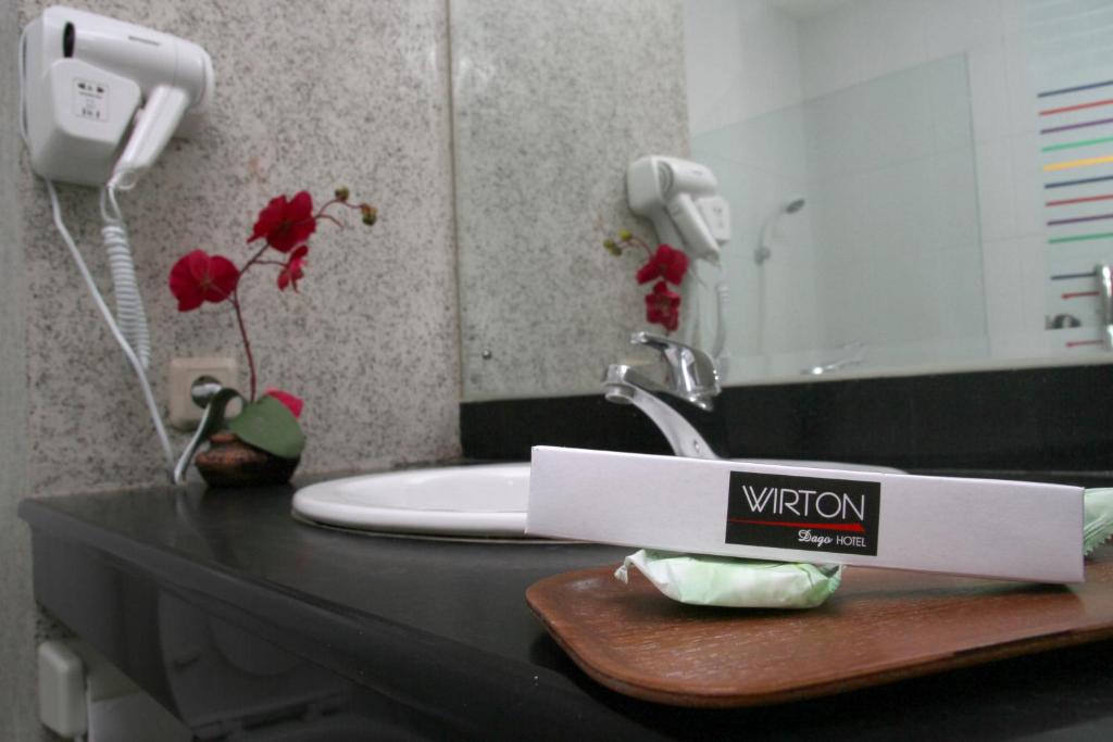 Bilik mandi di Wirton Hotel