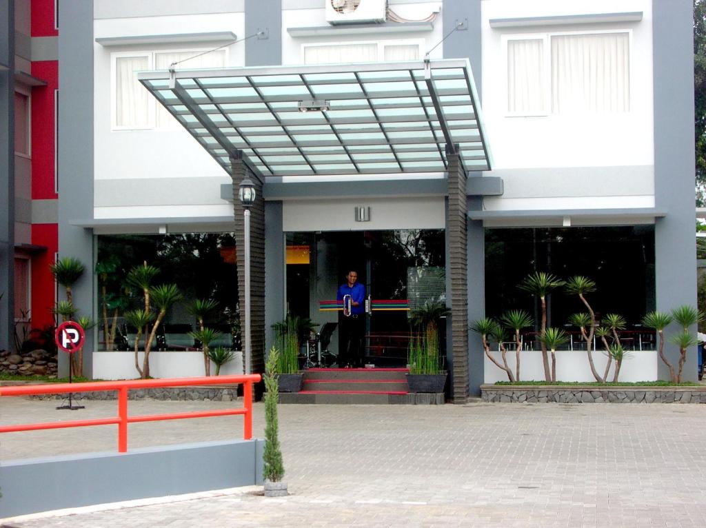 Muka bangunan atau pintu masuk Wirton Hotel