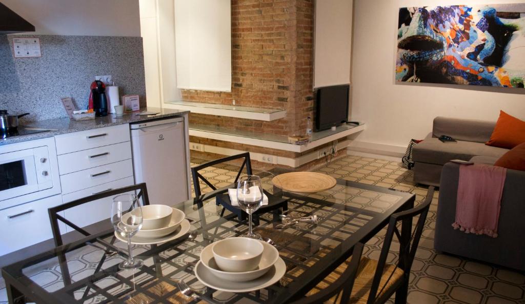 Happy People Gaudi Sant Pau Apartments - Apartment With Balcony