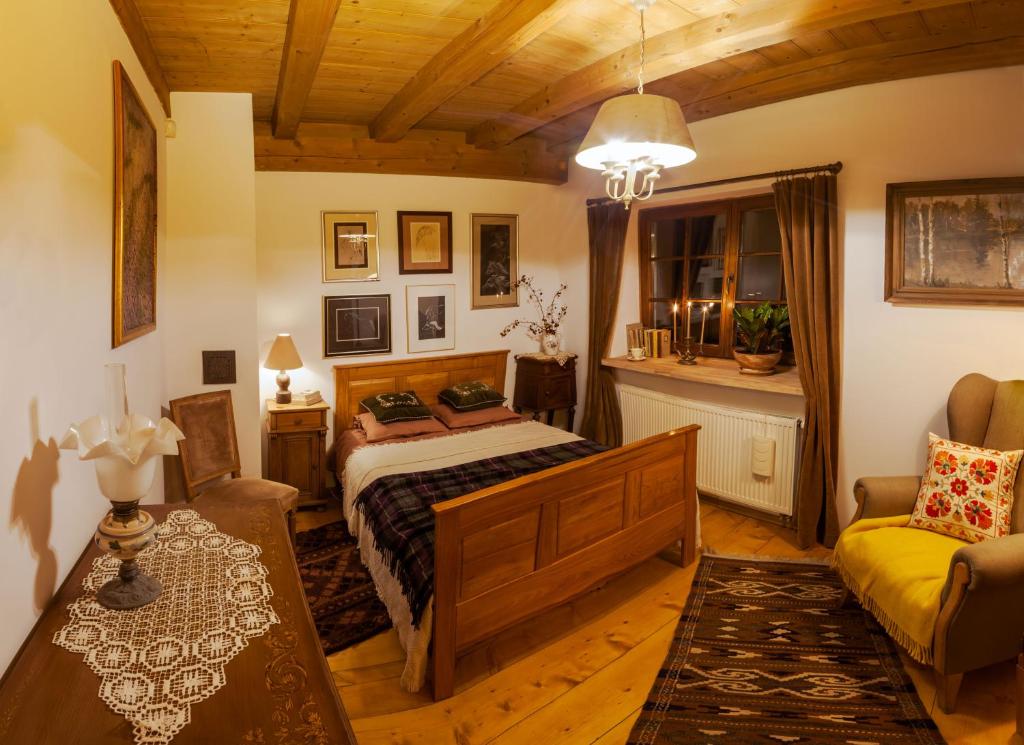 1 dormitorio con 1 cama y 1 sofá en PTASIE SZEPTY en Głosków