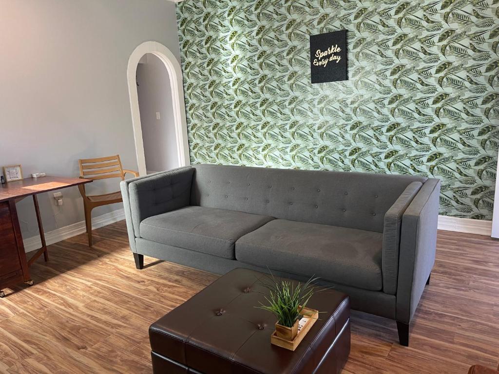 Posezení v ubytování 2bed 1bath close to downtown LB, LA and OC.