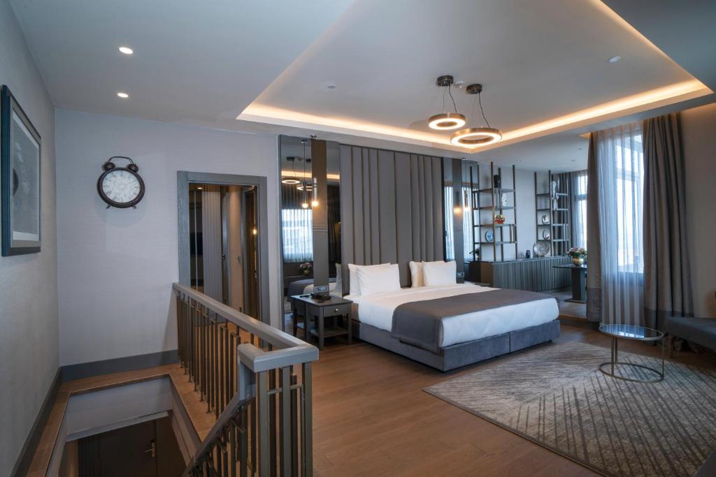 伊斯坦布尔Arts Hotel Taksim的一间酒店客房,设有一张床和一个楼梯