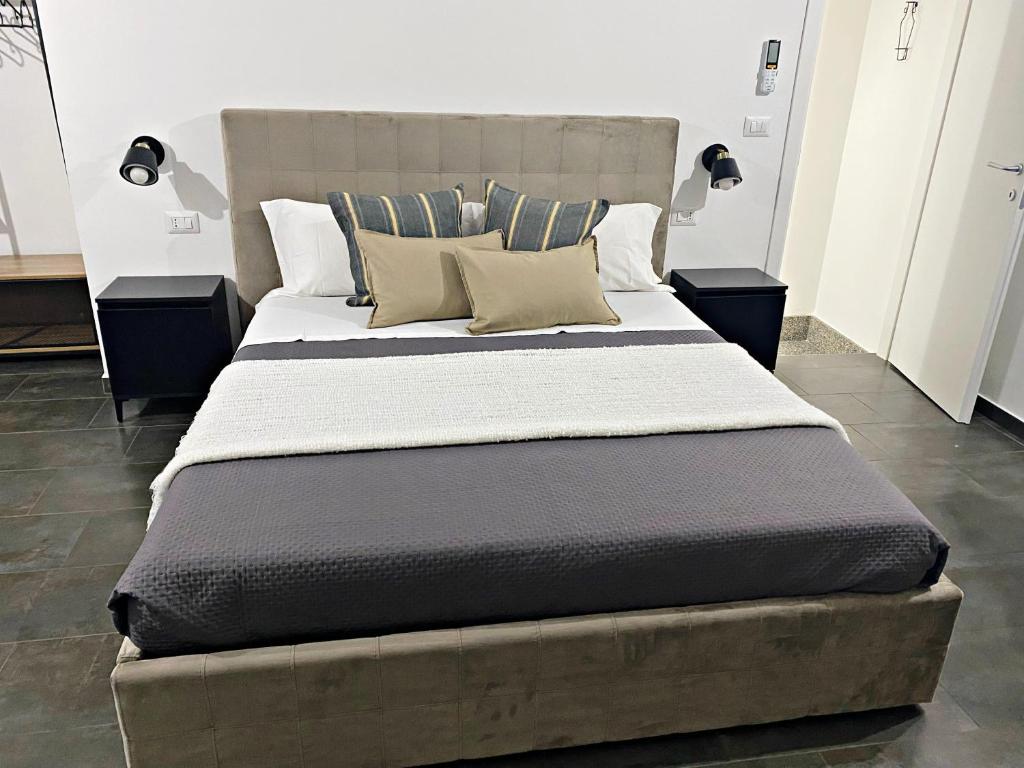 ein großes Bett in einem Zimmer mit zwei Lampen in der Unterkunft La casa di Eva in Avola