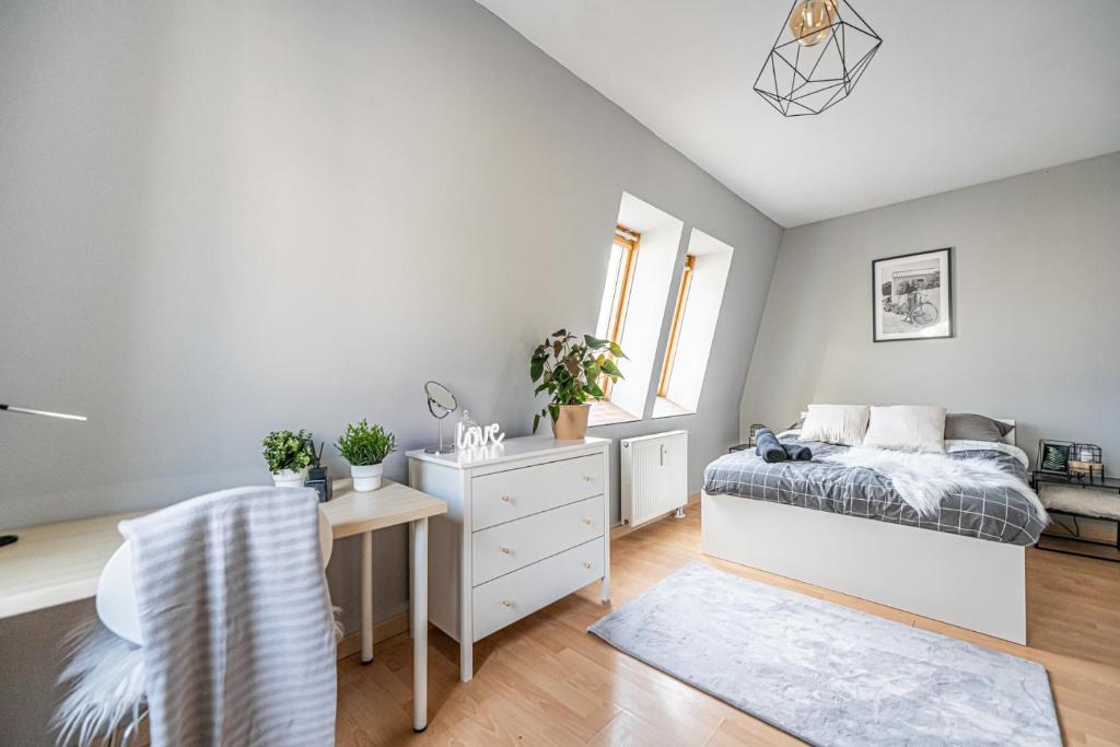 een slaapkamer met een bed en een bureau bij NiceOne Apartment Number 7 - W samym Centrum! in Wrocław