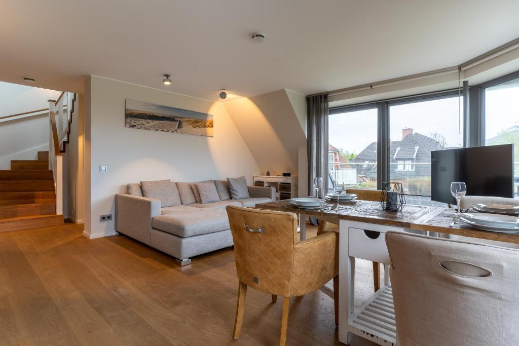 Posezení v ubytování Ferienhaus Kirchenstraße Appartement Achtern Diek OG