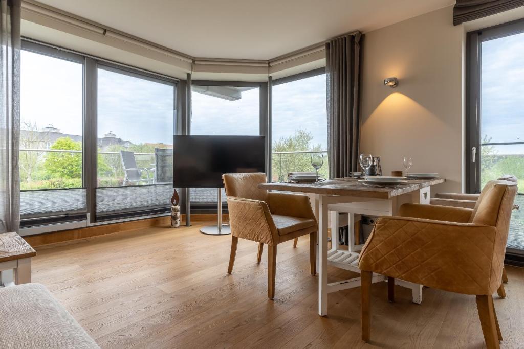 TV a/nebo společenská místnost v ubytování Ferienhaus Kirchenstraße Appartement Achtern Diek OG