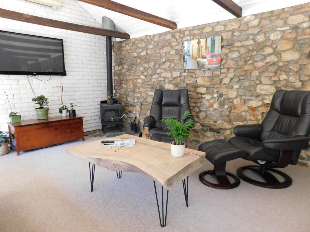 uma sala de estar com duas cadeiras e uma mesa em Tara Stables em Littlehampton